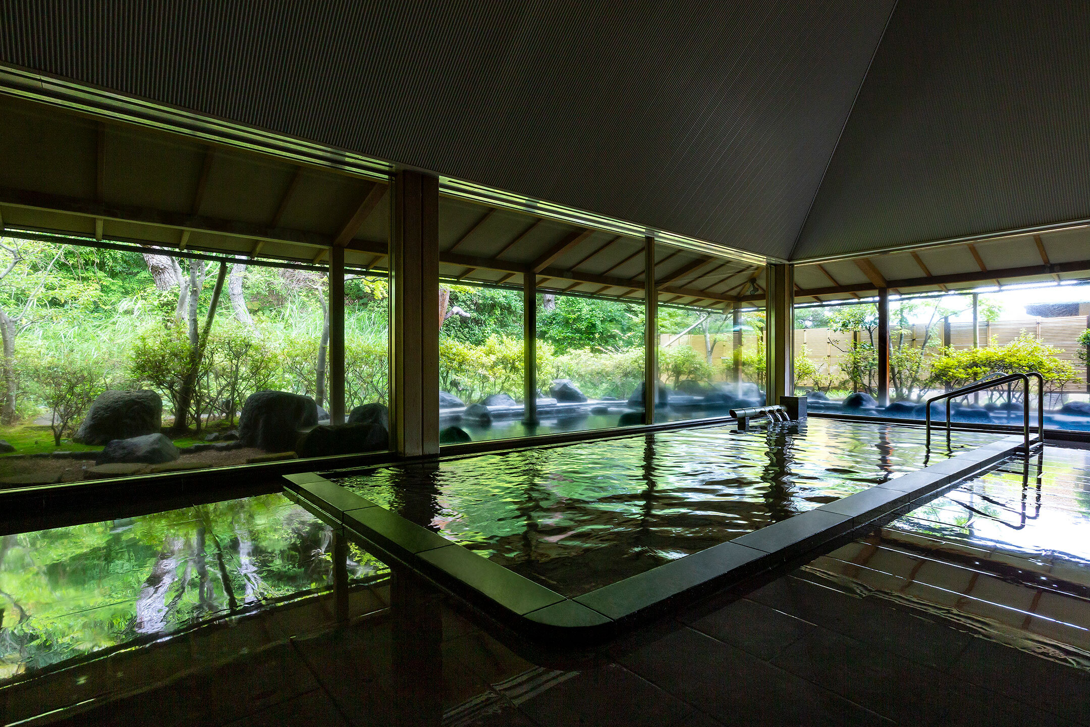 名湯でくつろぎ、富士山が生み出した自然を楽しむ夫婦旅